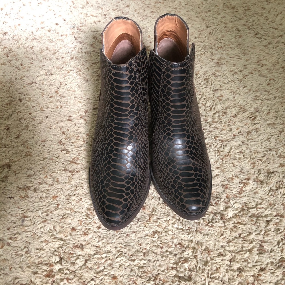 Short boots faux print